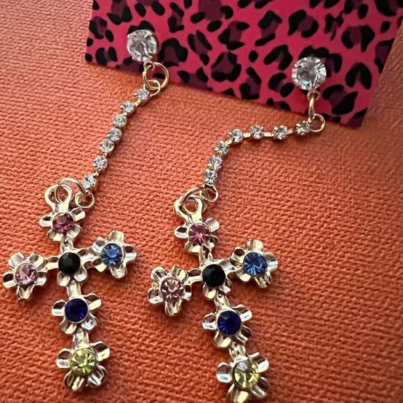 ✝️ Betsey Johnson stunning cross dangle earrings ✝️ - Picture 2 of 7